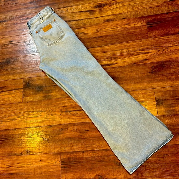 Bonnie flare leg wranglers size 29 NWOT.
Never worn! - Picture 2 of 6